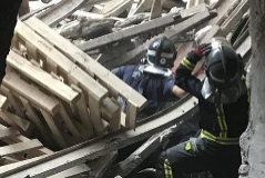 Los bomberos actan en el Ritz tras el derrumbe en septiembre de 2018.