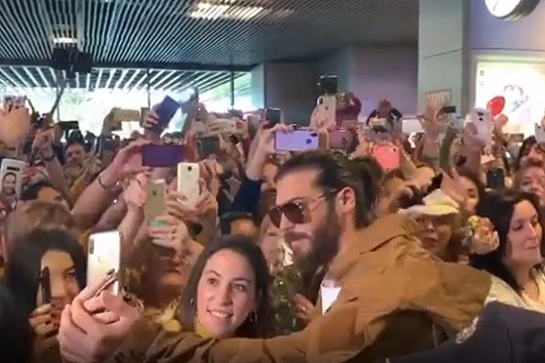 Can Yaman es recibido por fans a su llegada en el aeropuerto de...