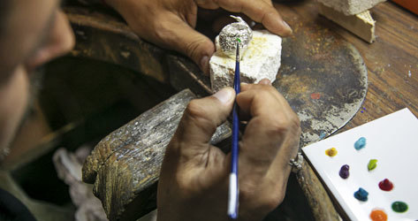 Un artesano trabaja a mano en una pieza de la joyera Vicente Gracia.
