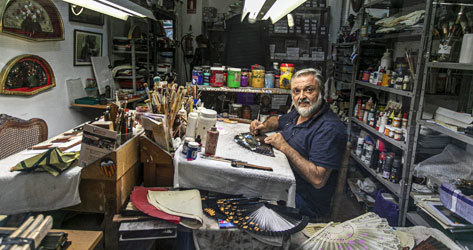 Vicente Benlloch, en su tienda-taller Abanicos Vibenca.