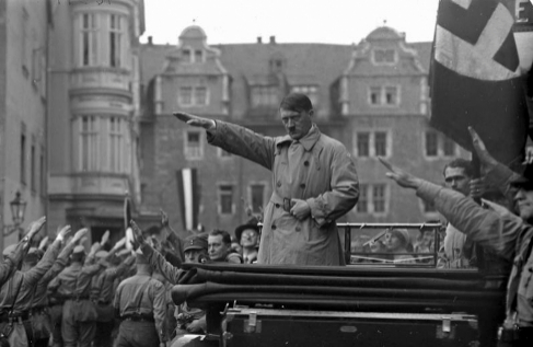 La gran marcha de los nacionalsocialistas en Weimar ante el lder Adolf Hitler, en octubre de 1930.