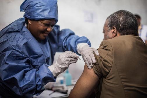 El doctor Jean-Jacques Muyembe Tamfun se vacuna contra el bola el 22...