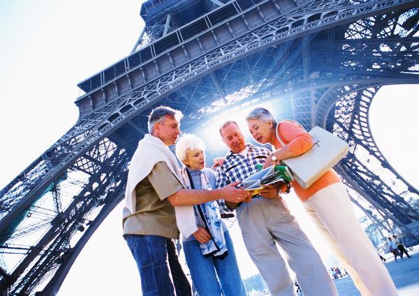 Grupo de jubilados en la Torre Eiffel