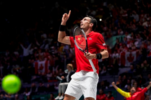 Roberto Bautista seala al cielo dedicndoes a su padre fallecido el punto de partido que dara a Espaa la sexta Copa Davis.