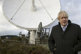 El primer ministro britnico, Boris Johnson, junto a un satlite durante su visita a la localidad de Helston.