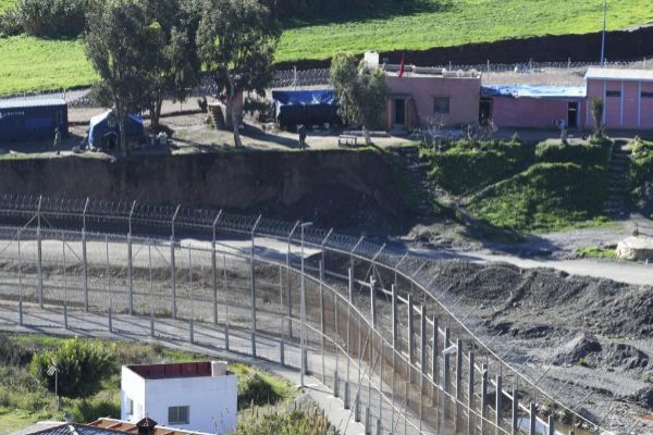 La valla que separa España de Marruecos en Ceuta, en una imagen del...