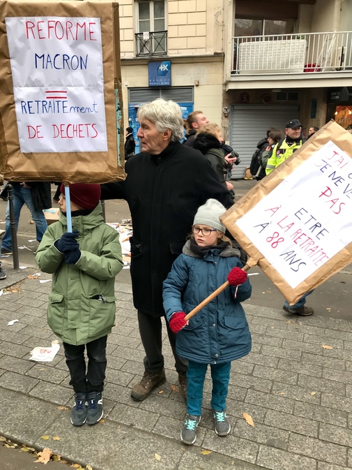 Loïc, 70 años, junto a sus dos nietos en la manifestación de París.