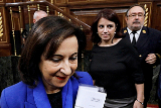 La ministra de Defensa, Margarita Robles, con Adriana Lastra detrs.