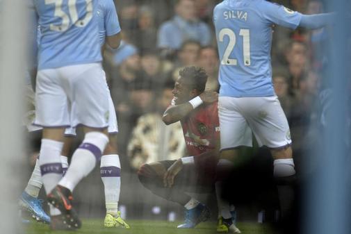 Fred (C), del Manchester United, reacciona tras ser alcanzado por un...