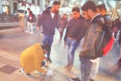 Cuatro jvenes echan cemento sobre el memorial del atentado de Barcelona