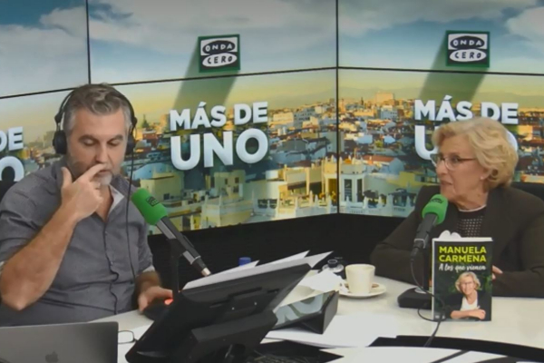 Carlos Alsina y Manuela Carmena, durante la entrevista en &amp;apos;Ms de...