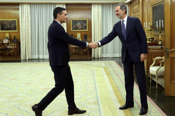 El secretario general del PSOE, Pedro Snchez, saluda al Rey, este...