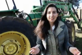 Roco Monasterio dirige un mensaje a Julia Otero con un vdeo delante de un tractor.