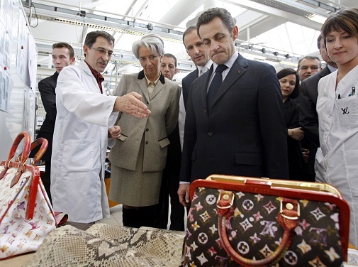 Lagarde junto al expresidente Nicolas Sarkozy visitando la fbrica de Louis Vuitton en Saint-Pourcain-sur-Sioule, en 2008