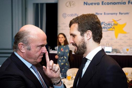 Luis de Guindos, vicepresidente del Banco Central Europeo, conversa...