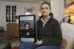 Katja Faber Argenta, ayer, en su casa de Mlaga, mostrando una imagen de su hijo Alex, asesinado con 23 aos.