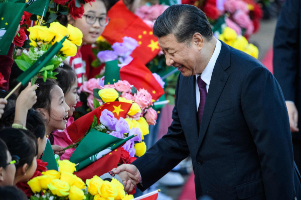 El presidente chino, Xi Jinping, saluda a un grupo de niños en el 20 aniversario de la devolución de Macao a Pekín.