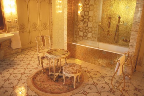 Uno de los baos de la residencia de los Ceaucescu, lleno de dorados.