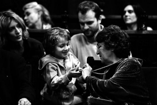 Esther Tusquets ensea a su nieto la Medalla al Mrito Cultural y Artstico que otorga el Ayuntamiento de Barcelona, en 2006.