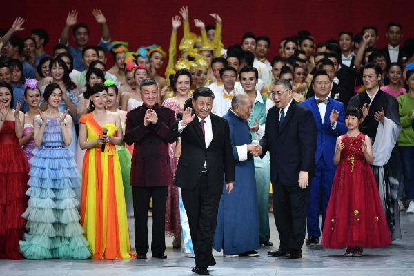 El presidente chino, Xi Jinping, saluda al público durante un espectáculo en Macao, China.