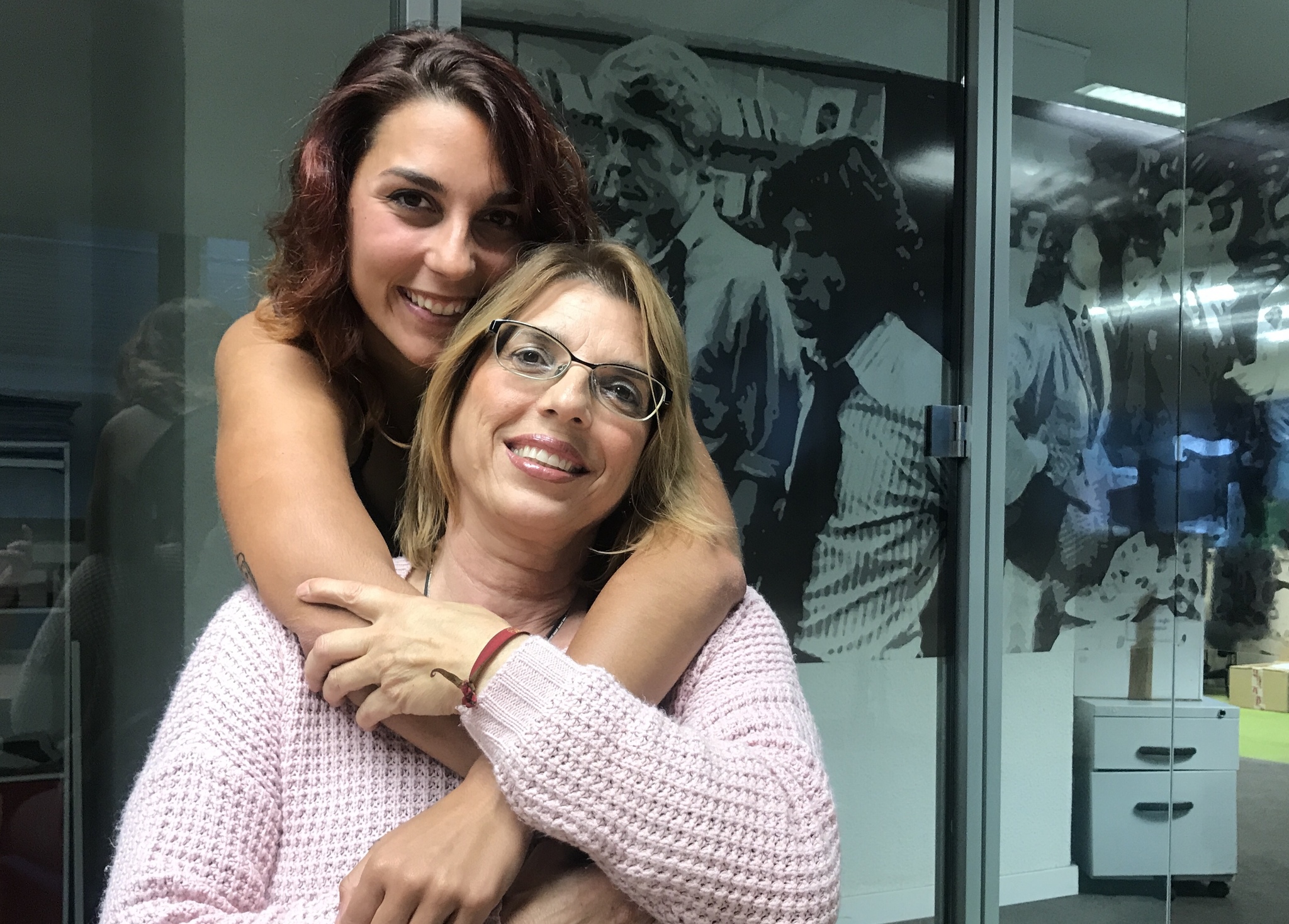 Raquel y su madre, Agri Tavira, en la redacción de EL MUNDO Alicante