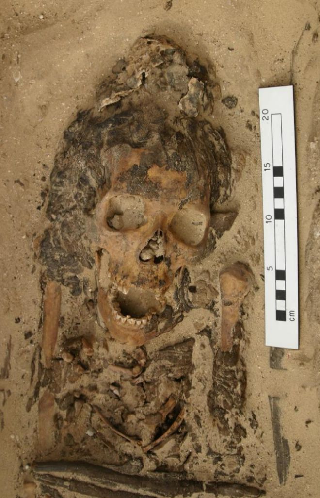 Cono hallado en un enterramiento del cementerio sur de Amarna