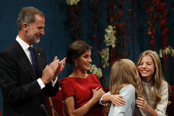 Los Reyes aplauden a la Princesa Leonor, abrazada por su hermana, la infanta Sofa, tras su discurso en los Premios Princesa de Asturias. Un momento elegido por Casa del Rey entre las imgenes posteriores al mensaje.