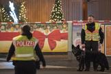 Policas alemanes patrullan las calles esta Navidad.