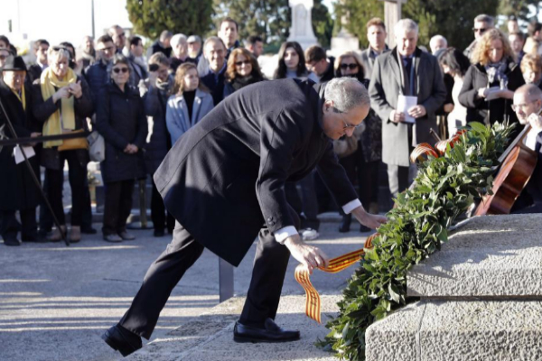 El presidente de la Generalitat, Quim Torra, realiza una ofrenda floral en la tumba de Francesc Maci.