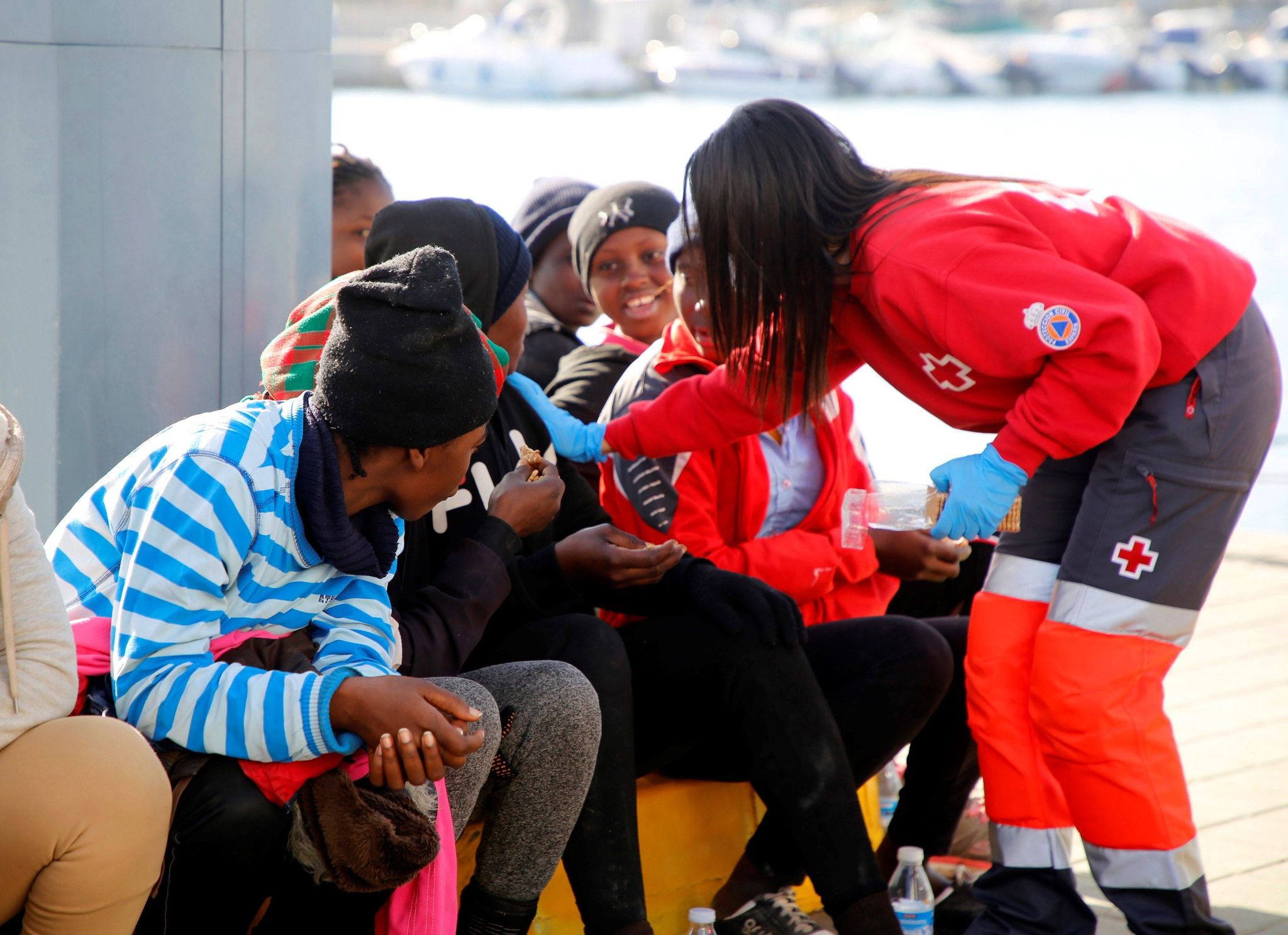 Personal de Cruz Roja atiende a los últimos 30 inmigrantes que Salvamento Marítimo ha trasladado a Melilla después de llegar de forma irregular a las islas Chafarinas en Nochebuena, y tras efectuar ayer un primer desplazamiento de un grupo conformado por 28 personas.