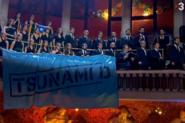 Pancarta de Tsunami Democrtic en el recital.