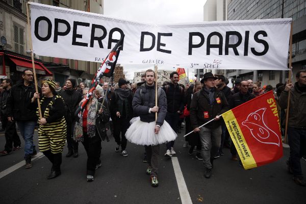 Trabajadores de la Ópera de París, durante una manifestación.