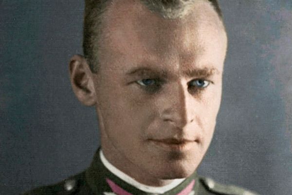 Pilecki, en una foto con el uniforme polaco.