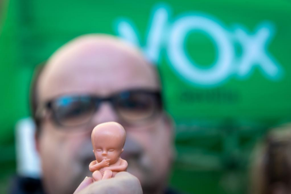 Vox reparte réplicas de fetos de 14 semanas en una campaña contra el aborto