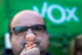 Vox reparte rplicas de fetos de 14 semanas en una campaa contra el aborto