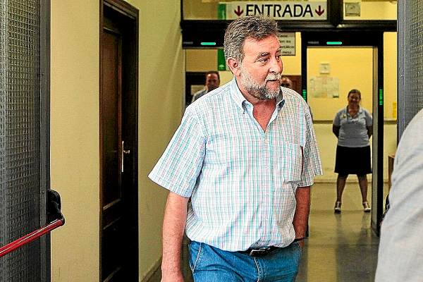 El ex secretario general de UGT-A, Fernndez Sevilla, saliendo de los juzgados.