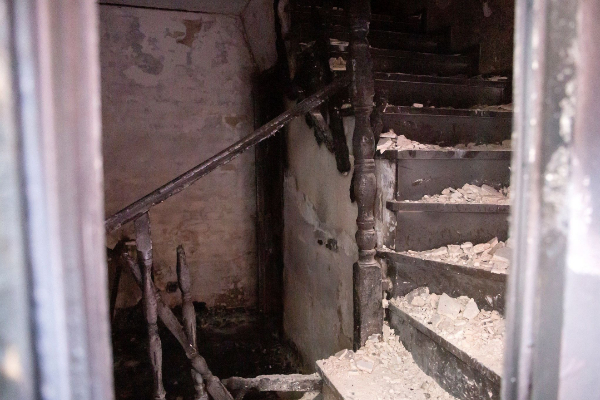 El interior de la casa de Crtama donde hubo un incendio en la madrugada de este domingo.