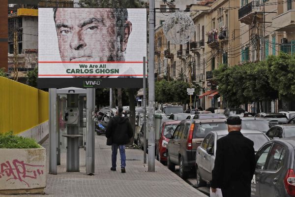 Foto tomada el 6 de diciembre de 2018 en Beirut con un cartel que reza: "Todos somos Carlos Ghosn"