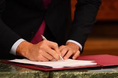 Pedro Snchez firma el acuerdo de gobierno de coalicin con Pablo Iglesias.