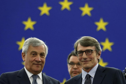 David Sassoli (dcha.), presidente del Parlamento Europeo, junto a su antecesor, Antonio Tajani.