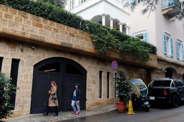 Varias personas pasan ante la vivienda en Beirut que se supone pertenece a Ghosn.