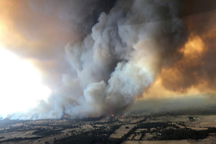 Una nube de humo asciende durante los incendios en Buchan, Australia.