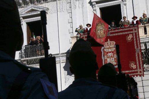 El concejal socialista Jacobo Calvo tremola el estandarte real en el balcn del Ayuntamiento de Granada.