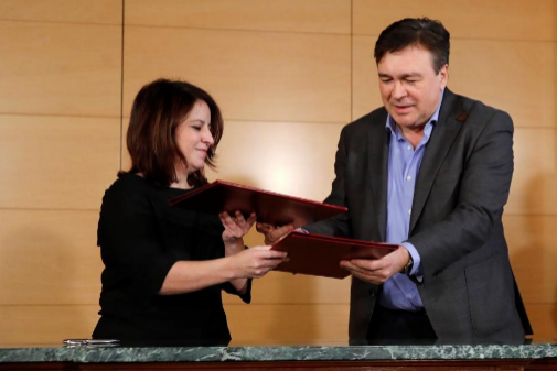 Adriana Lastra y Toms Guitarte (Teruel Existe), en la firma del acuerdo.