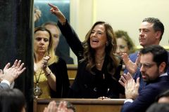 Teresa Jimnez Becerril grita desde su escao durante una de las intervenciones de Pedro Snchez en el debate de investidura.