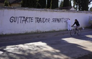 Un operario municipal borra una pintada contra el diputado de Teruel Existe, Toms Guitarte.