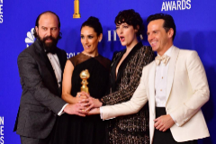 El equipo de Fleabag, de HBO, celebra sus Globos de Oro a mejor comedia y a mejor actriz.