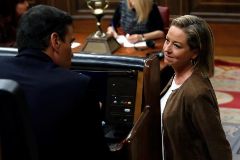 La diputada de Coalicin Canaria, Ana Oramas, habla con el candidato del PSOE a la presidencia del Gobierno, Pedro Snchez, el sbado, en el Congreso.