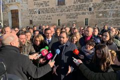 Paco Nez, presidente del PP de Castilla-La Mancha, atiende a los periodistas frente al Palacio de Fuensalida (Toledo).