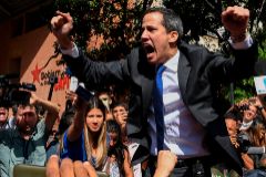 Juan Guaid, grita rodeado de periodistas al intentar entrar en la Asamblea Nacional.